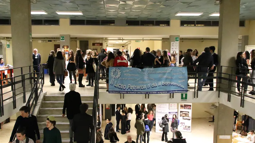 In questa foto d’archivio l’atrio con la scalinata all’interno della sede del liceo Petrarca in via Rossetti durante un’iniziativa Foto Andrea Lasorte