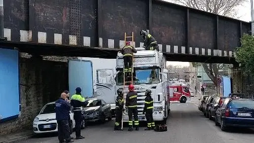 Un Tir incastrato nel sottopasso di via San Marco