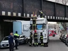 Un Tir incastrato nel sottopasso di via San Marco