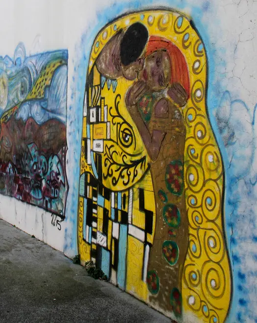 Uno dei murales sull'ex Hippodrome (foto Bonaventura)