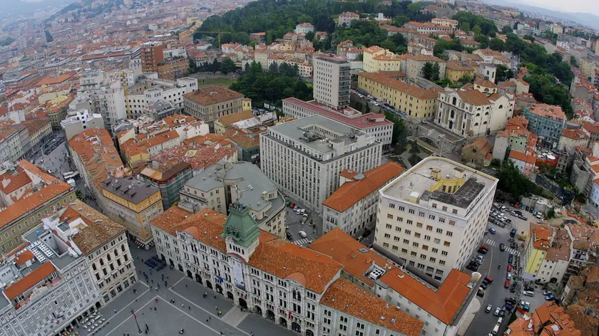 Una veduta aerea del palazzo e degli uffici comunali a Trieste