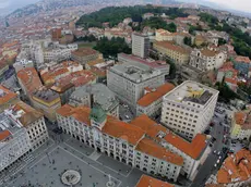 Una veduta aerea del palazzo e degli uffici comunali a Trieste