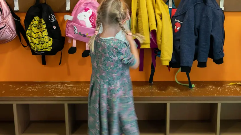 Una bambina in una scuola materna