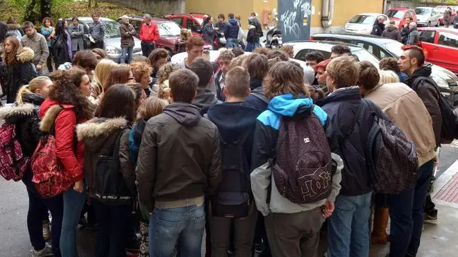 Foto Bruni 28.11.12 Liceo Oberdan occupato dagli studenti-la preside parla agli studenti