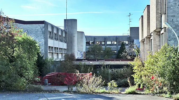 Il piazzale dell’ex Motel Agip a Duino Aurisina, che il Comune intende ristrutturare Foto Andrea Lasorte