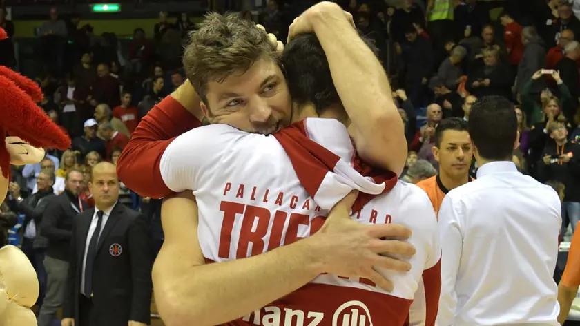 Un momento di gioia di Juan Fernandez in maglia biancorossa. L’ex play-maker che ha lasciato il basket sta diventando life-coach