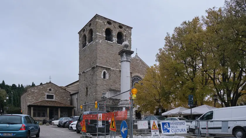 Lo scavo archeologico a San Giusto davanti al Melone e alla Cattedrale foto Silvano