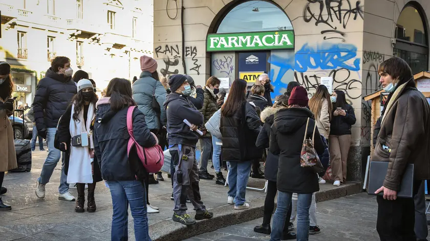 People lined up in front of the pharmacy to undergo swabs for Covid-19, Milan, Italy, 20 December 2021. ANSA/MATTEO CORNER