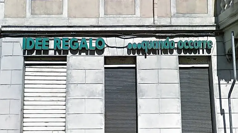 Il negozio “Idee regalo” in via Udine di cui Fornaciai era titolare