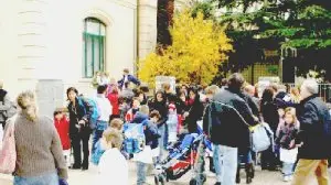 Genitori e bambini davanti alla scuola Guerrazzi