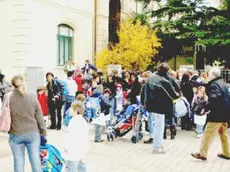 Genitori e bambini davanti alla scuola Guerrazzi