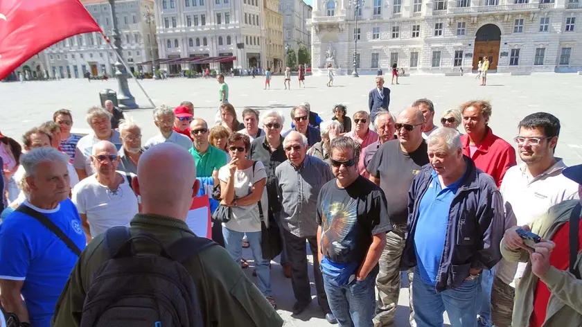 La manifestazione di Trieste Libera davanti alla prefettura (foto Bruni)