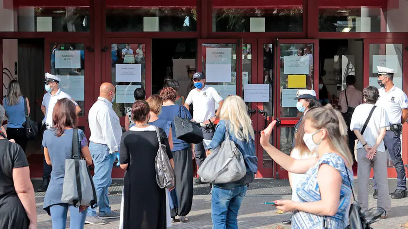 Le persone in fila per entrare all'Allianz Dome e sostenere il concorso (Silvano)