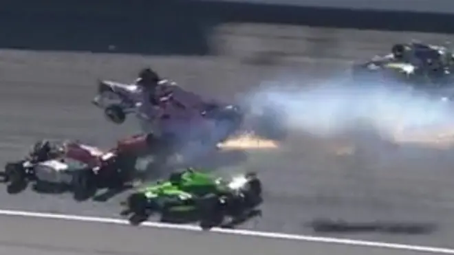 Fermoimmagine Sky dell'incidente che ha coinvolto 15 vetture durante la Las Vegas Indy 300, in cui ha perso la vita il pilota britannico Dan Wheldon. ANSA / SKY