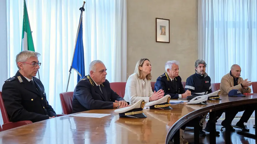 L’assessore Caterina de Gavardo con la Polizia locale nel corso della conferenza stampa (foto Silvano)