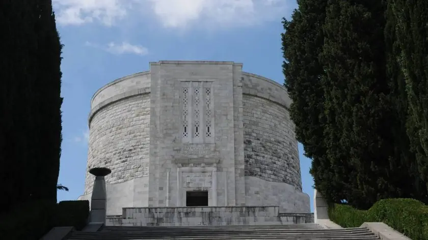 Bumbaca Gorizia 15.06.2011 Ossario Oslavia degradato Fotografia di Pierluigi Bumbaca