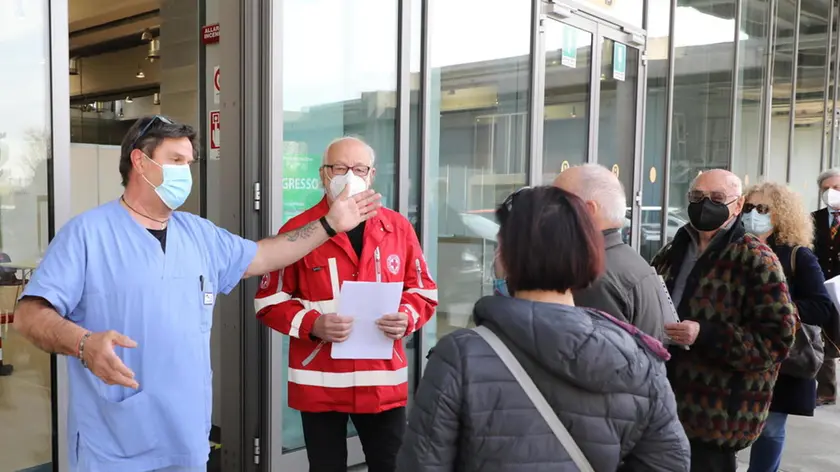 Aldo Comar smista coloro che devono sottoporsi alla vaccinazione. Foto Pierluigi Bumbaca