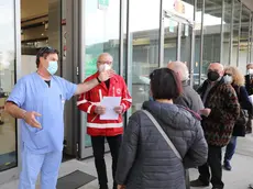 Aldo Comar smista coloro che devono sottoporsi alla vaccinazione. Foto Pierluigi Bumbaca