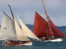 Sorella con le vele bianche affianca il cutter Moya