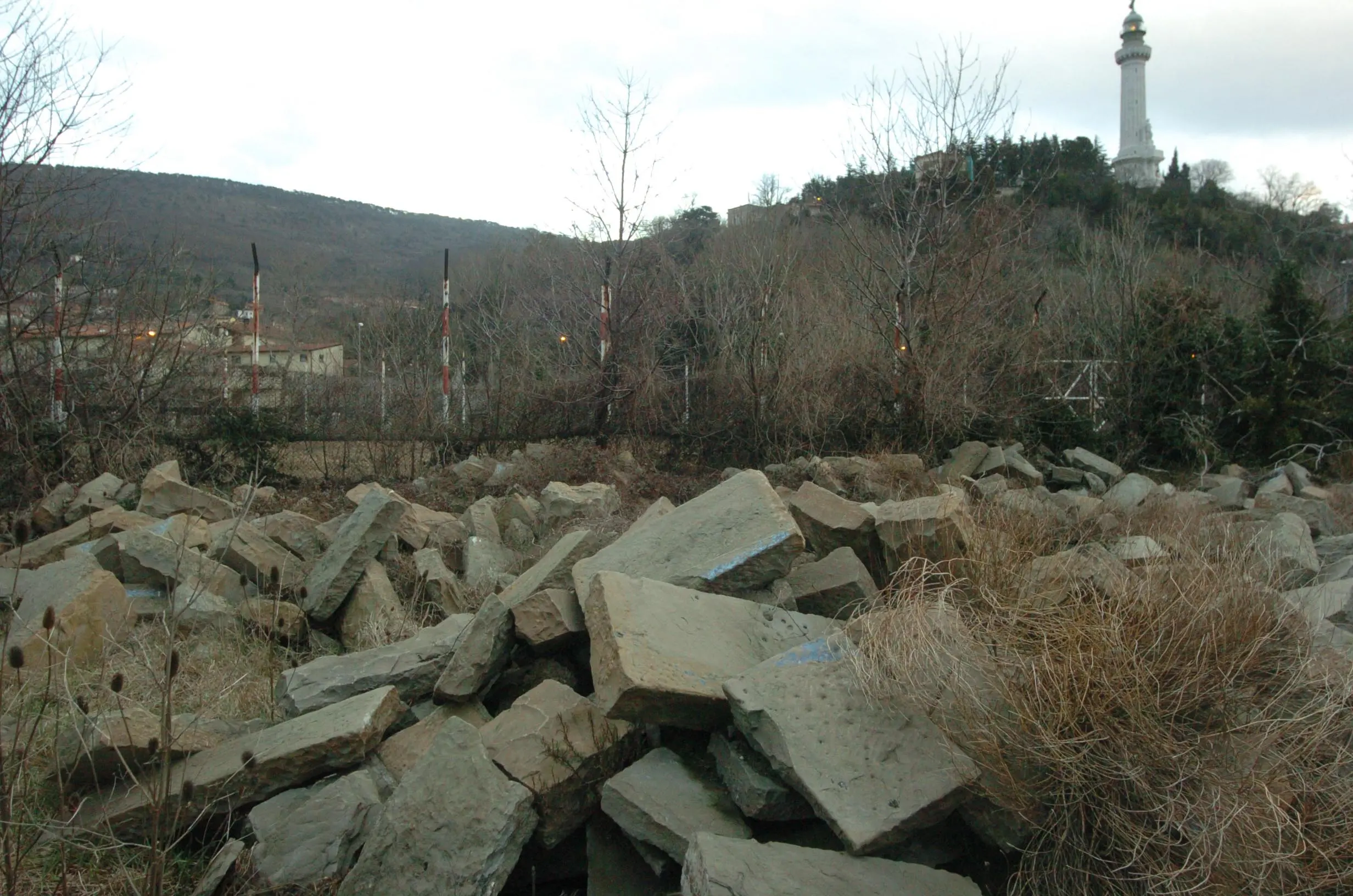 I masegni nell'area del terrapieno che fu posta sotto sequestro (Bruni)