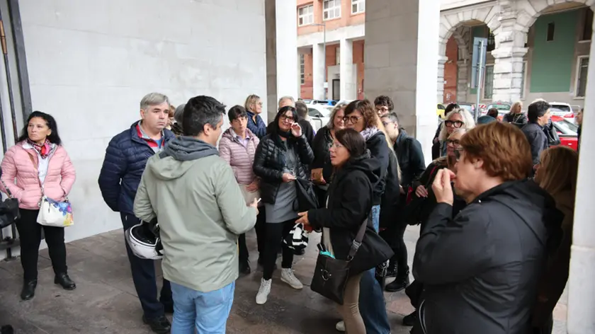 I lavoratori della Tirso all'esterno del Consiglio regionale a Trieste Foto Andrea Lasorte