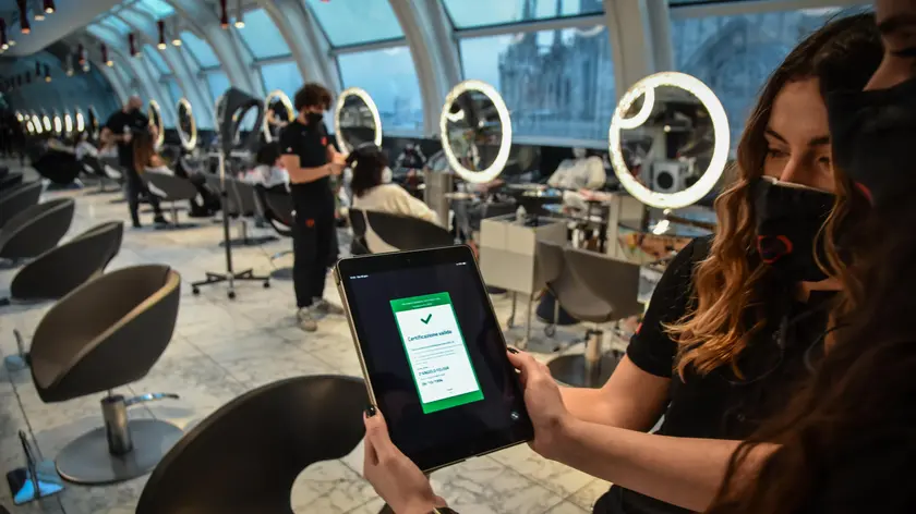 Scatta oggi l'obbligo di Green Pass anche per parrucchieri ed estetisti, Milano, 20 gennaio 2022. ANSA/ MATTEO CORNER