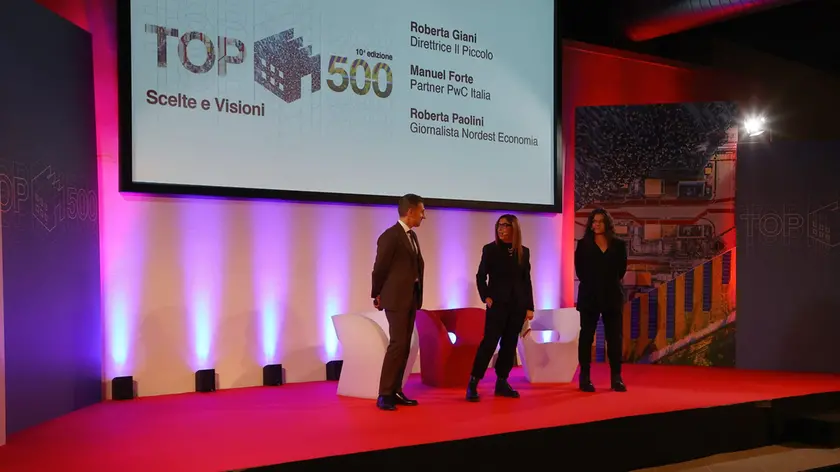 Sul palo di Top 500 a Trieste Manuel Forte di PwC, Roberta Giani, direttore de Il Piccolo, e Roberta Paolini, giornalista di Nordest economia