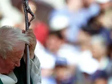20080402 - ROMA - REL - WOJTYLA: BENEDETTO XVI, AVEVA QUALITA' SOPRANNATURALI. Papa Giovanni Paolo II in una immagine del 17 Settembre 2000. Di ''qualita' soprannaturali'' ha parlato oggi Benedetto XVI riferendosi al suo predecessore Giovanni Paolo II, di cui e' in corso il processo di beatificazione. Papa Ratzinger, durante la messa solenne stamane in piazza San Pietro in ricordo del terzo anniversario della morte di Wojtyla, ha ricordato che ''tra le tante qualita' umane e soprannaturali, (Wojtyla) aveva anche quella di un'eccezionale sensibilita' spirituale e umanistica''. ANSA/ARCHIVIO/MAURIZIO BRAMBATTI/DRN