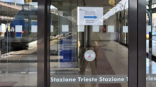Foto BRUNI TRieste 16.09.12 Stazione di Trieste:l'orario d'apertura