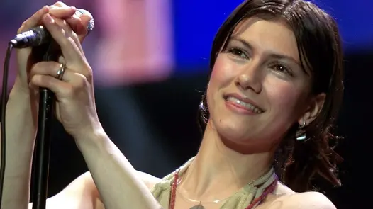 La cantante Elisa sul palco in piazza San Giovanni, Roma, il primo maggio 2001. ANSA / FILIPPO MONTEFORTE