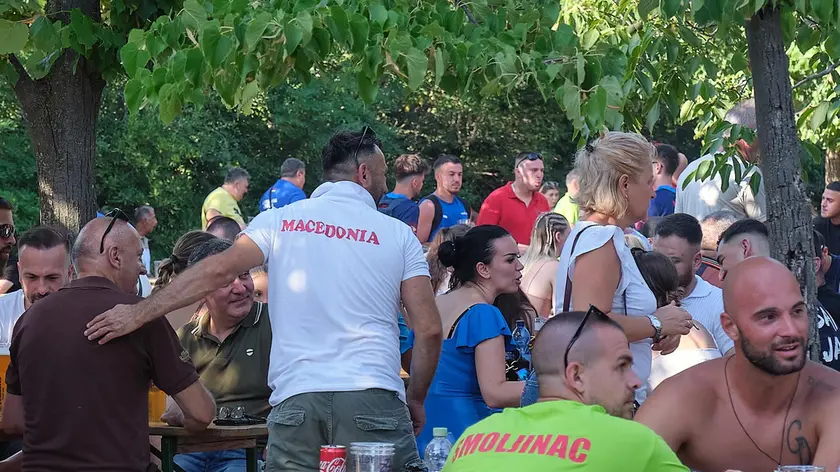 Momenti di convialità alla grande festa dei serbi in programma a Domio. Foto Massimo Silvano