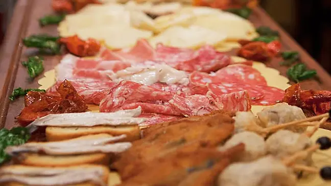 Affettati, formaggi e tartine in un buffet come quello di palazzo Fvg