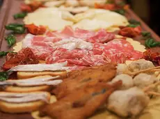 Affettati, formaggi e tartine in un buffet come quello di palazzo Fvg