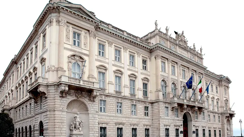 Silvano Trieste 26/04/2016 Piazza dell'Unita', il Palazzo della Regione e i tornelli all'interno