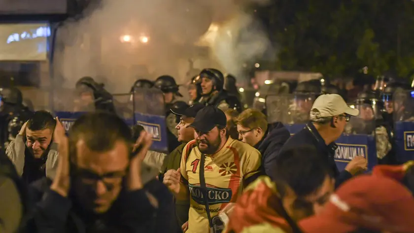 epa05931866 Protesters clash with police after protesters stormed the Parliament when Social Democratic Union of Macedonia with Albanian parties elected new President of the Parliament Talat Dzaferi (not pictured) as they have parliamentary majority, in Skopje, The Former Yugoslav Republic of Macedonia on 27 April 2017. Social Democratic Union of Macedonia with Albanian parties have elected new President of the Parliament, as they have parliamentary majority, President Ivanov didn't give the mandate for a new government, although Zoran Zaev (the leader of SDSM) provided a list of signatures, guaranteeing parliamentary majority he rejected giving him the mandate with explanation that the coalition between Zaev and the Albanian parties (with their platform for two official languages in the country) would destroy the constitutional order in the country. EPA/GEORGI LICOVSKI EPA/GEORGI LICOVSKI