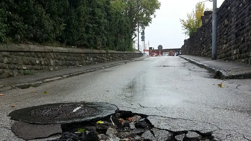 Il buco in via dell'Eremo che ha causato la chiusura della strada (Lasorte)