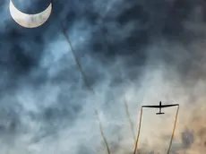 L'aliante di Luca Bertossio e, sullo sfondo, l'eclissi di sole