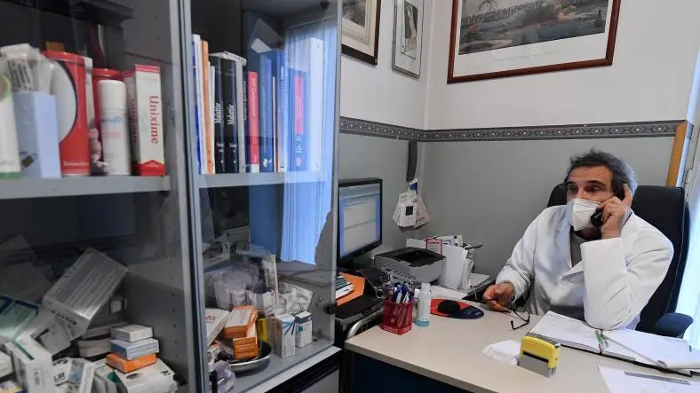 Lo studio di un medico di base in una foto di repertorio