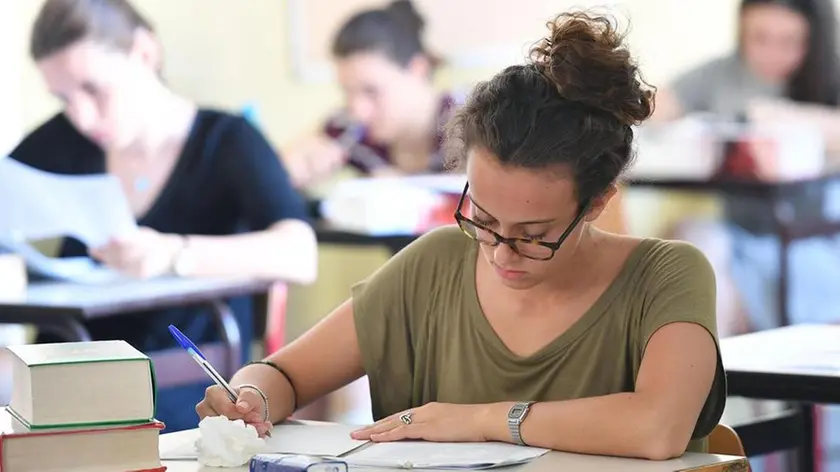 Gli studenti impegnati nella prova di Italiano per gli esami di maturità presso l'istituto Gioberti di Torino, 21 giugno 2017. ANSA/ALESSANDRO DI MARCO