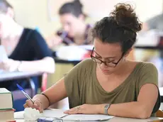 Gli studenti impegnati nella prova di Italiano per gli esami di maturità presso l'istituto Gioberti di Torino, 21 giugno 2017. ANSA/ALESSANDRO DI MARCO
