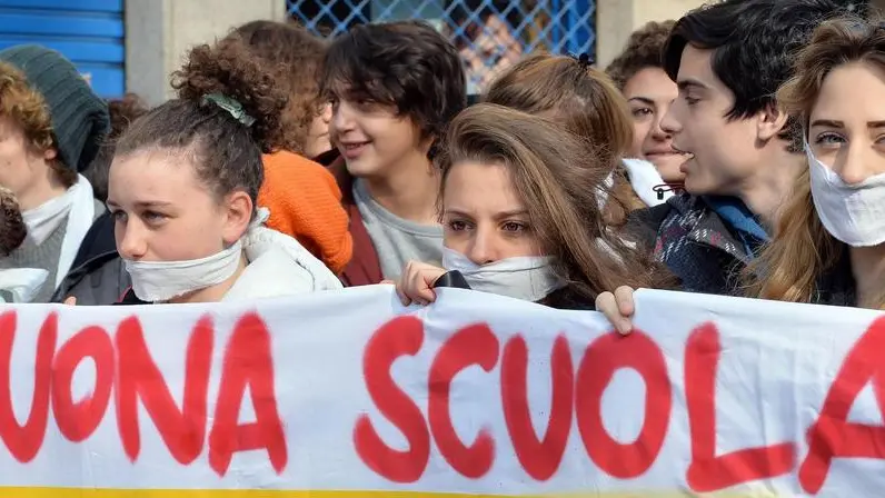 Un momento della manifestazione degli studenti a Torino, 12 marzo 2015. Ad aprire il corteo degli studenti, che protestano contro la riforma della scuola del governo Renzi, uno striscione con la scritta 'Stop buona scuola, un passo indietro'. ANSA/ ALESSANDRO DI MARCO