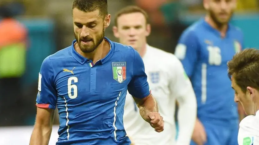 Italy's midfielder Antonio Candreva (R) struggles for the ball with England's defender Leighton Baines during thier FIFA World Cup 2014 group D preliminary round match at the Arena Amazonia in Manaus, Brazil, 14 June 2014. .(RESTRICTIONS APPLY: Editorial Use Only, not used in association with any commercial entity - Images must not be used in any form of alert service or push service of any kind including via mobile alert services, downloads to mobile devices or MMS messaging - Images must appear as still images and must not emulate match action video footage - No alteration is made to, and no text or image is superimposed over, any published image which: (a) intentionally obscures or removes a sponsor identification image; or (b) adds or overlays the commercial identification of any third party which is not officially associated with the FIFA World Cup) . ANSA/DANIEL DAL ZENNARO