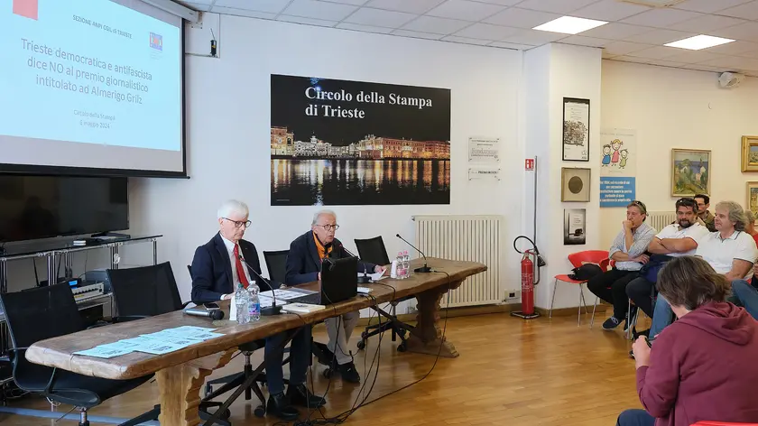 La conferenza stampa delle diverse realtà contrarie al Premio giornalistico Grilz promossa al Circolo della stampa di Trieste. Foto Silvano