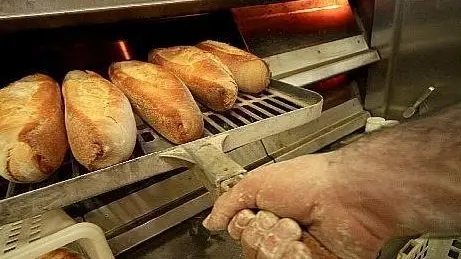 20071015 - ROMA - ACE - ANTITRUST: ISTRUTTORIA SU LISTINI PREZZI PANE A ROMA - Un'immagine d'archivio di alcune fasi di panificazione in un forno di Boscotrecase in provincia di Napoli. L'Antitrust ha aperto un'istruttoria per verificare l'esistenza di un possibile cartello nella diffusione di un listino dei prezzi consigliati del pane a Roma ''che potrebbe aver causato aumenti indifferenziati''. Lo si legge in una nota in cui il garante annuncia l'apertura di un dossier ''per possibile intesa restrittiva della concorrenza nei ..confronti dell'Unione panificatori di Roma e provincia''ARCHIVIO-ANSA/FUSCO / BGG