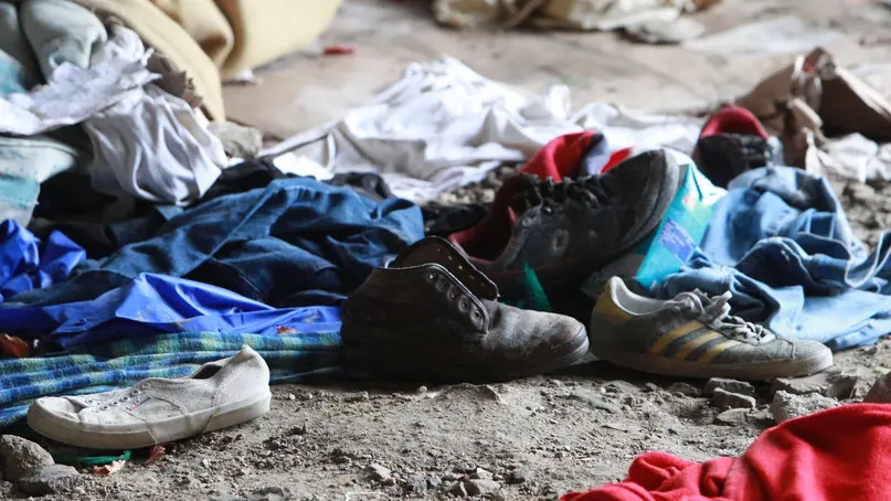 Abiti e scarpe all’interno del Silos diventato l’ultimo rifugio dei migranti