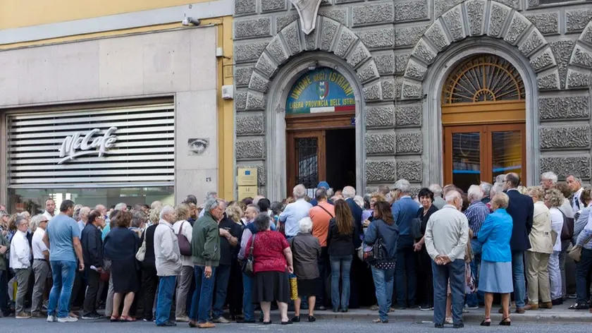 La fila di un mese fa davanti all'Unione degli istriani