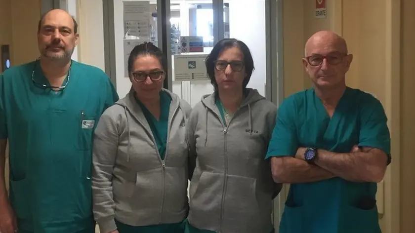 Medici in Terapia intensiva. In basso Umberto Lucangelo (a sinistra) e Giorgio Berlot con due colleghe