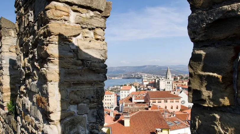 Le mura del castello di Muggia: nei paraggi la ragazzina si è spogliata per fotografarsi col cellulare