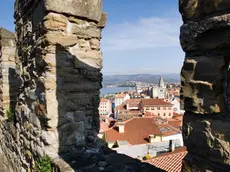 Le mura del castello di Muggia: nei paraggi la ragazzina si è spogliata per fotografarsi col cellulare