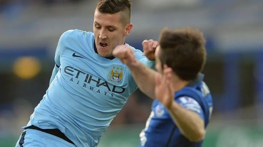 epa04553706 Manchester City's Stevan Jovetic (L) in action with Everton's Leighton Baines (R) during the English Premier League soccer match between Everton FC and Manchester City at the Goodison Park in Liverpool, Britain, 10 January 2015. EPA/PETER POWELL DataCo terms and conditions apply http://www.epa.eu/files/Terms%20and%20Conditions/DataCo_Terms_and_Conditions.pdf